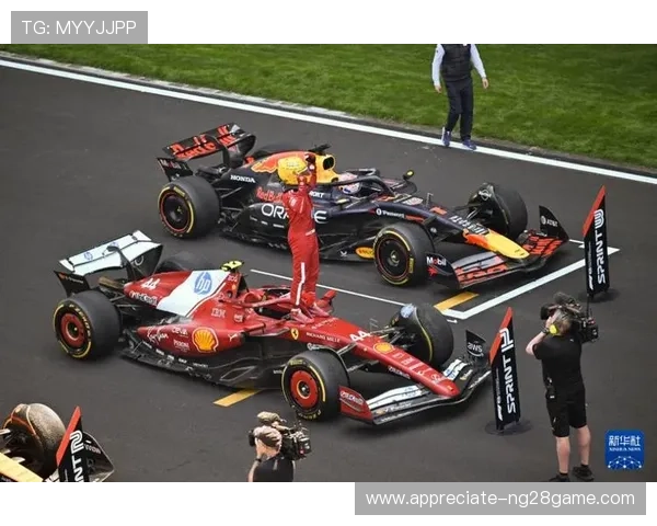 F1赛季最新动态 红牛车队表现强势 汉密尔顿与维斯塔潘争锋再升级